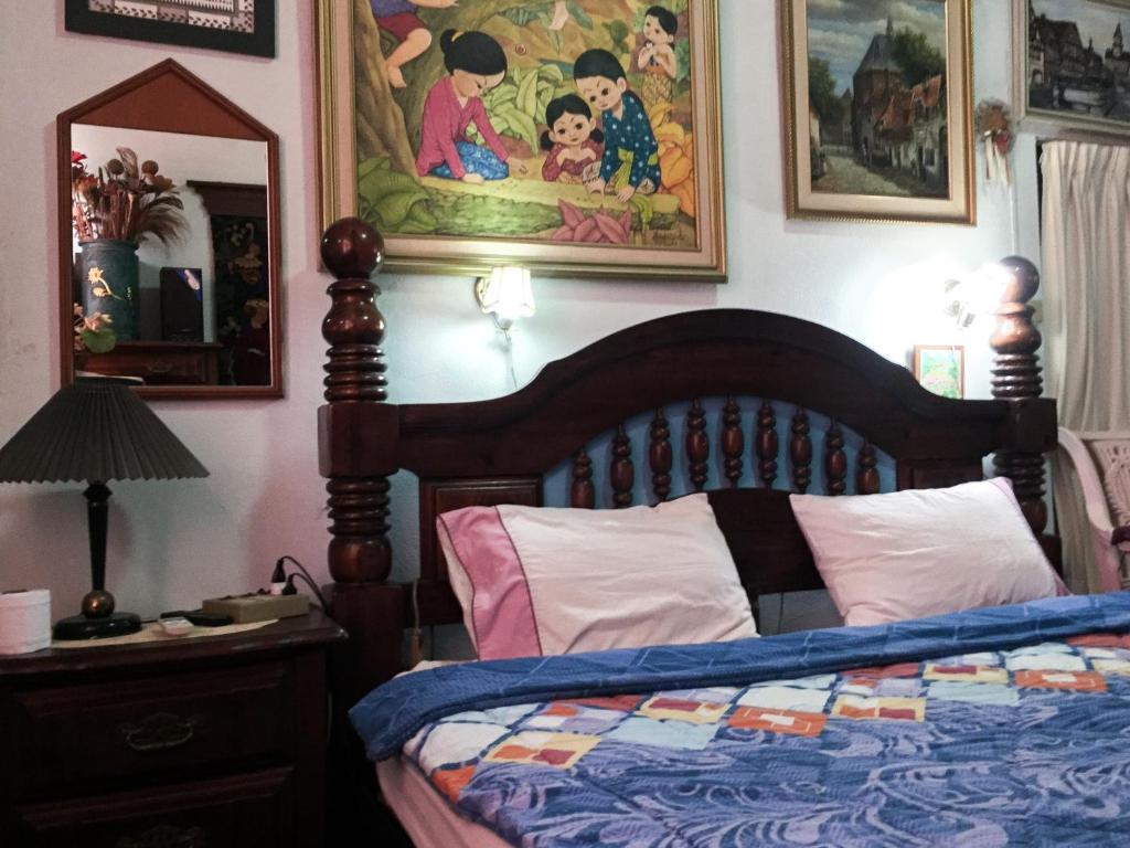 um quarto com uma cama e um quadro na parede em King's Home Hua Hin Homestay em Hua Hin