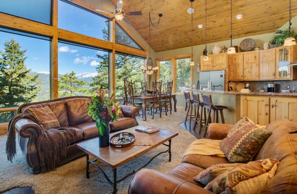 sala de estar con sofá y mesa en Aspen Leaf Chalet, en Estes Park