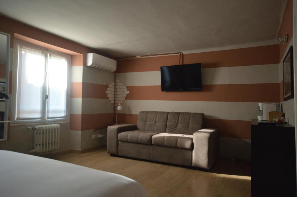 Telewizja i/lub zestaw kina domowego w obiekcie Room Verona Ai Conti