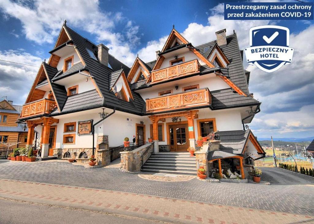 een groot huis met een grote bij Pensjonat Zbójecki Dwór - 15 minut pieszo do term in Bukowina Tatrzańska