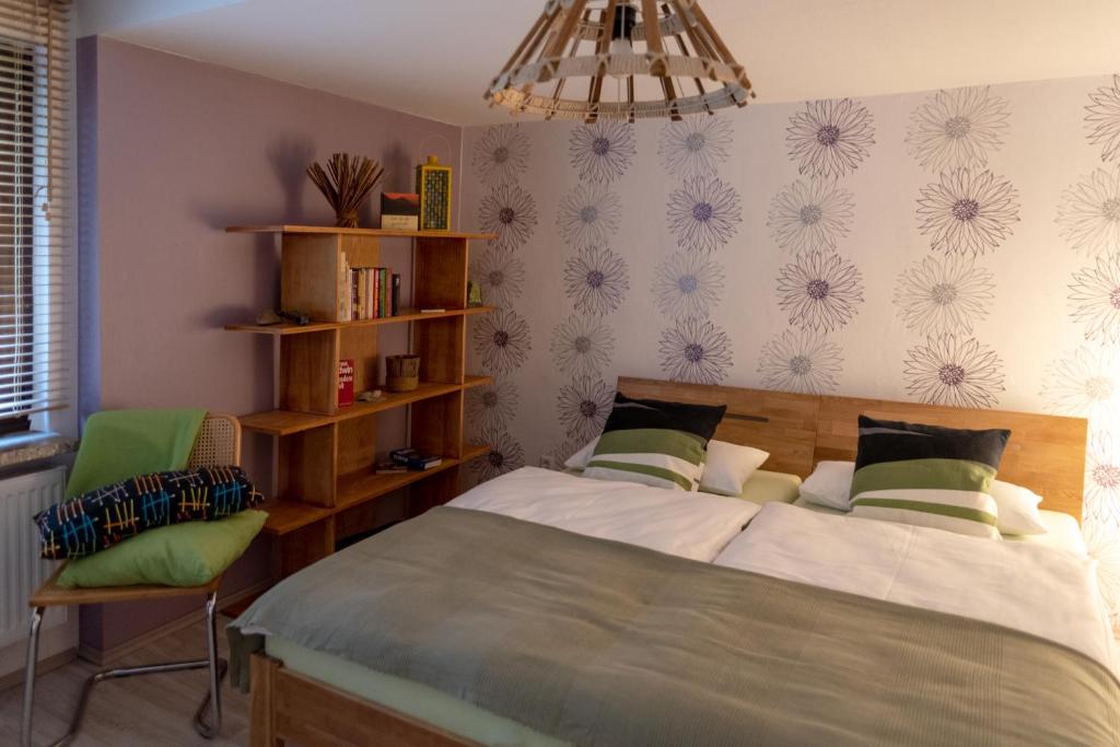 Cama o camas de una habitación en Ferienhaus am Waldbad Brunn