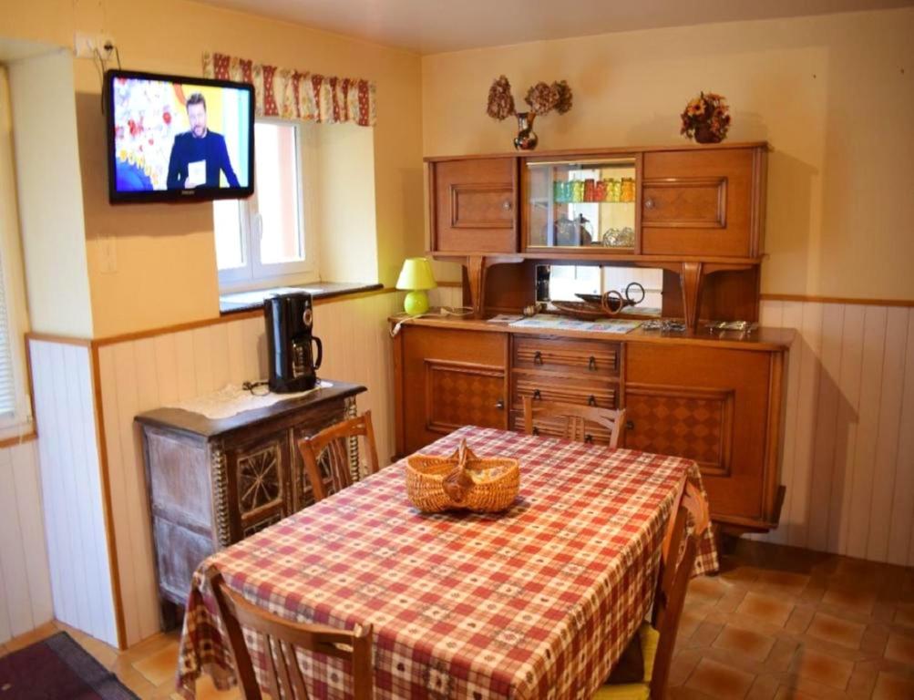 Kuchyň nebo kuchyňský kout v ubytování Maison accueillante à Betpouey avec superbe terrasse