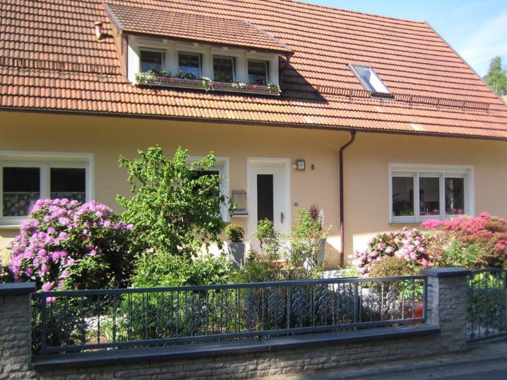 una casa con flores delante de una valla en Ferienwohnung Wagner Edith en Marktrodach