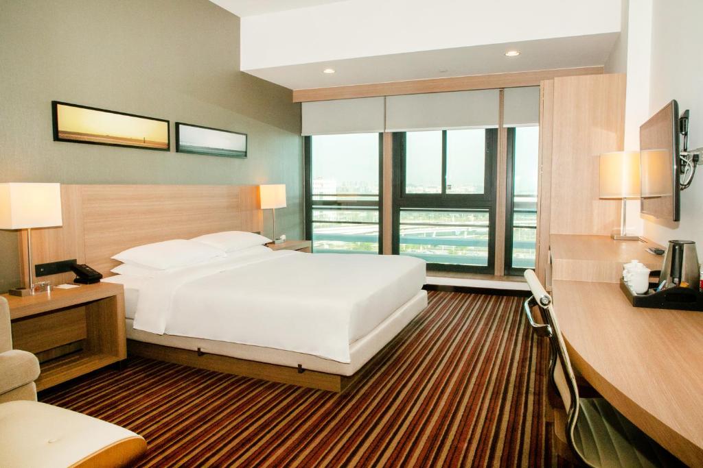 Postel nebo postele na pokoji v ubytování Hyatt Place Shenzhen Airport