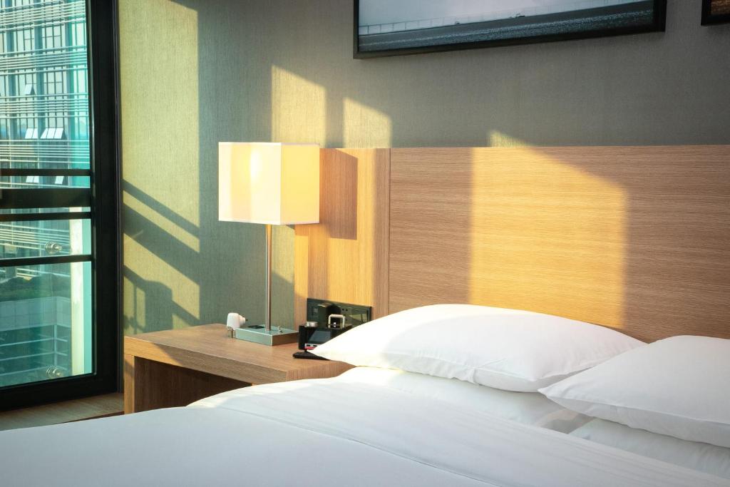 Postel nebo postele na pokoji v ubytování Hyatt Place Shenzhen Airport