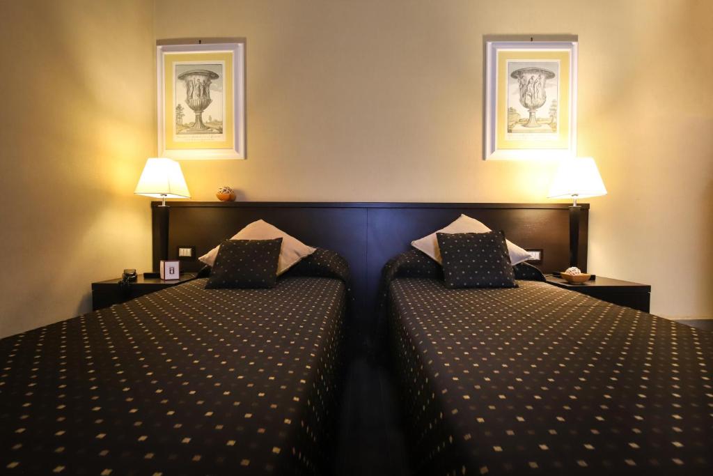 Łóżko lub łóżka w pokoju w obiekcie Hotel Latinum
