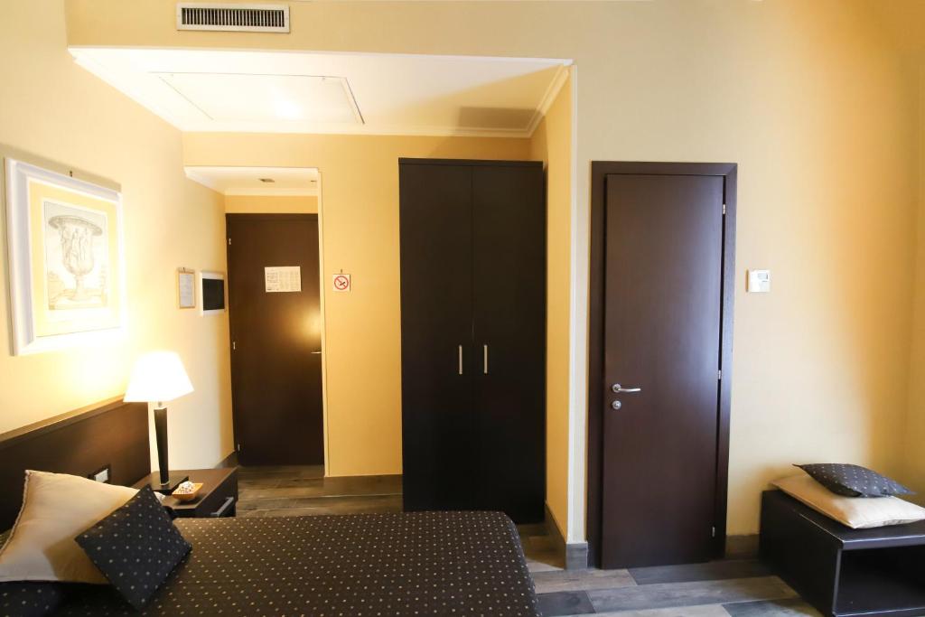 Łóżko lub łóżka w pokoju w obiekcie Hotel Latinum