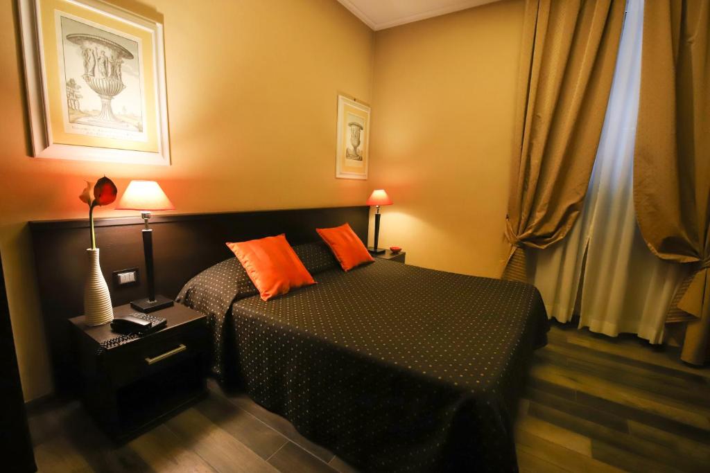 Łóżko lub łóżka w pokoju w obiekcie Hotel Latinum