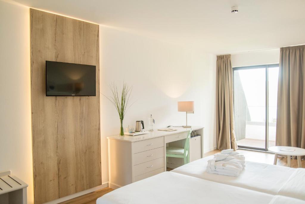 TV a/nebo společenská místnost v ubytování Caloura Hotel Resort