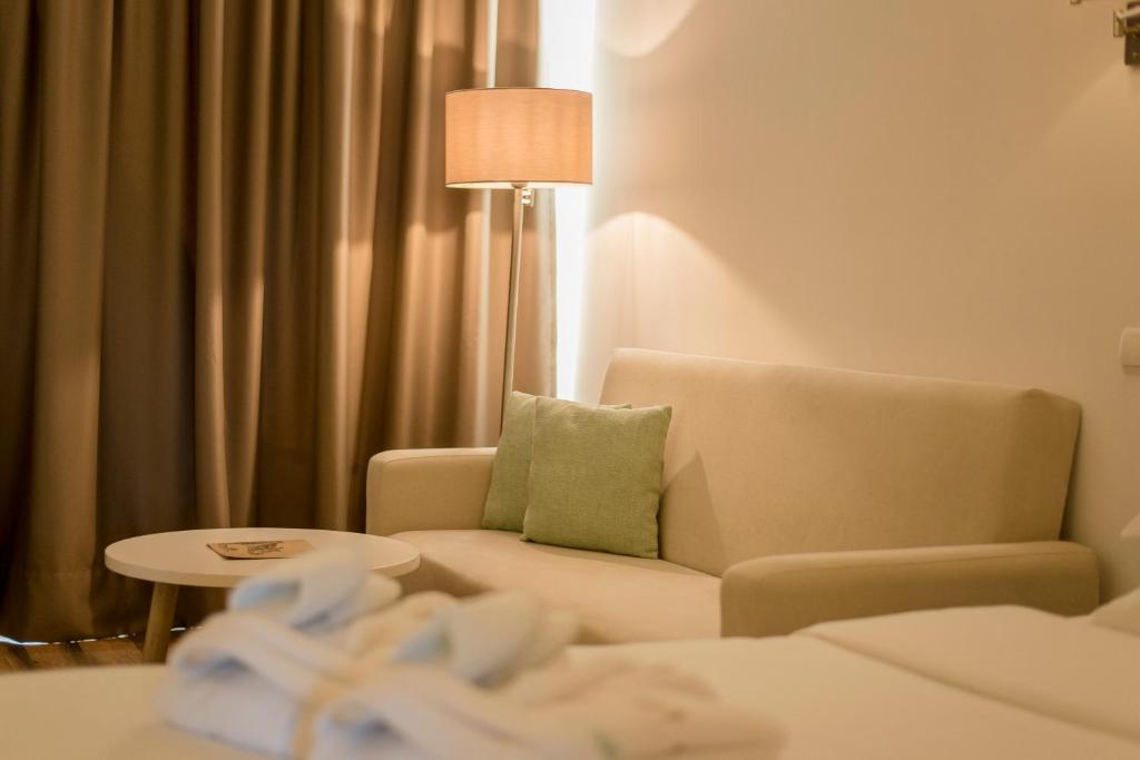 Postel nebo postele na pokoji v ubytování Caloura Hotel Resort