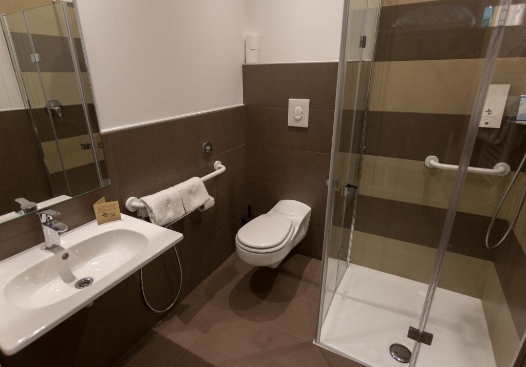 A bathroom at Hotel Ristorante Al Fiore