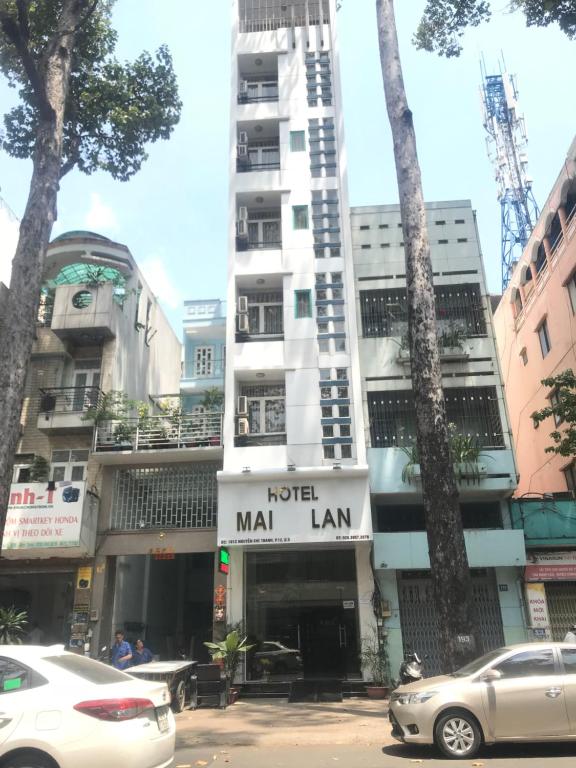 Um edifício com uma placa para Miami Ian. em Khách sạn Mai Lan em Ho Chi Minh