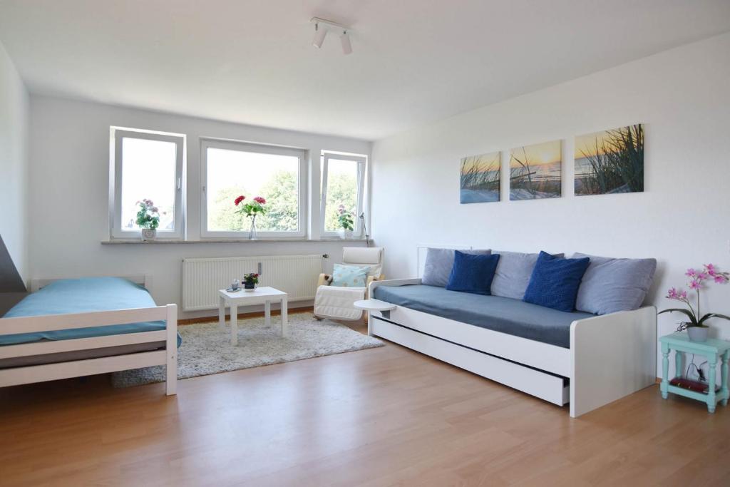 uma sala de estar com um sofá e uma mesa em Komplett ausgestattete Ferienwohnung in Wermelskirchen em Wermelskirchen