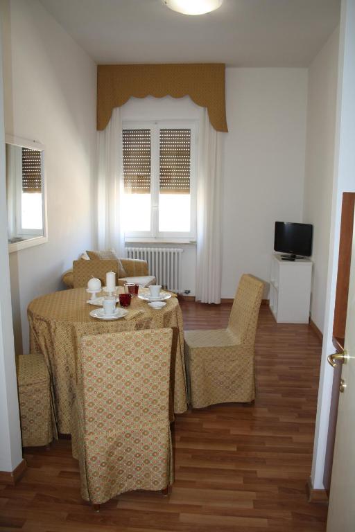 Televízia a/alebo spoločenská miestnosť v ubytovaní Residence Ancona