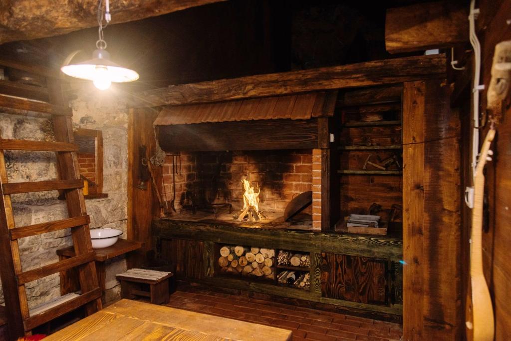 einen Kamin in einem Zimmer mit Ziegelwand in der Unterkunft 2 bedrooms chalet with jacuzzi furnished garden and wifi at Gospic in Gospić