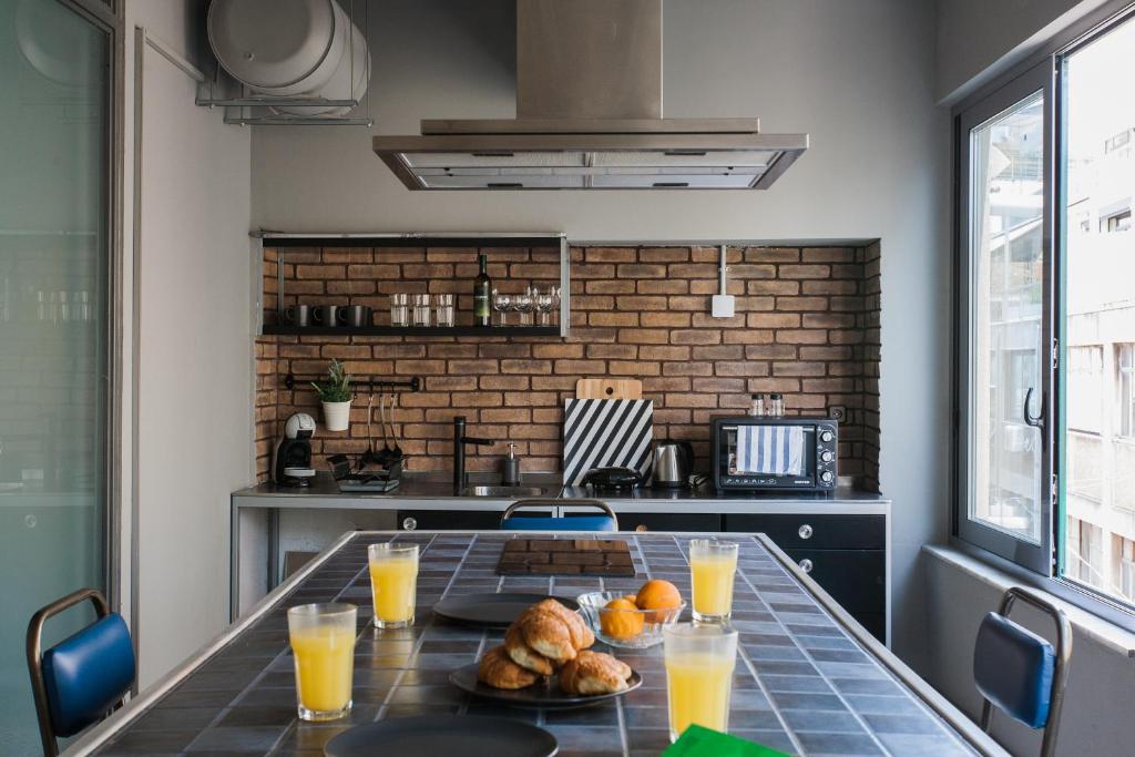 Kuchnia lub aneks kuchenny w obiekcie Artists’ favorite Spacious Loft near Acropolis!!