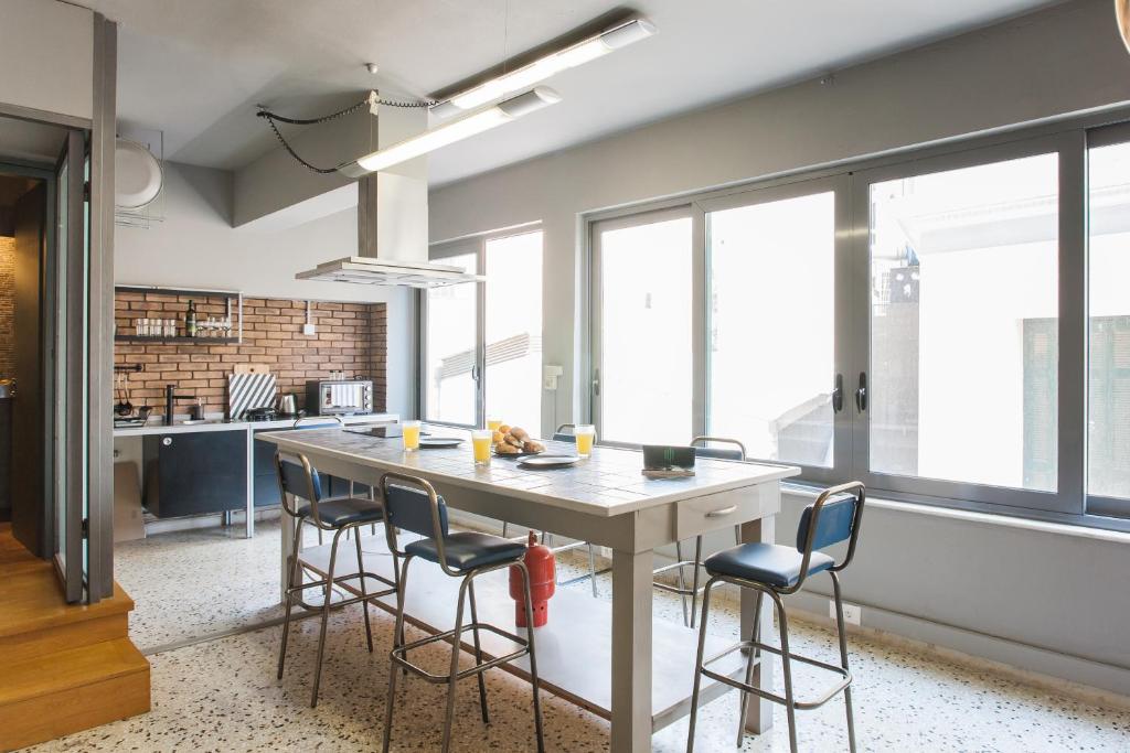 Kuchnia lub aneks kuchenny w obiekcie Artists’ favorite Spacious Loft near Acropolis!!