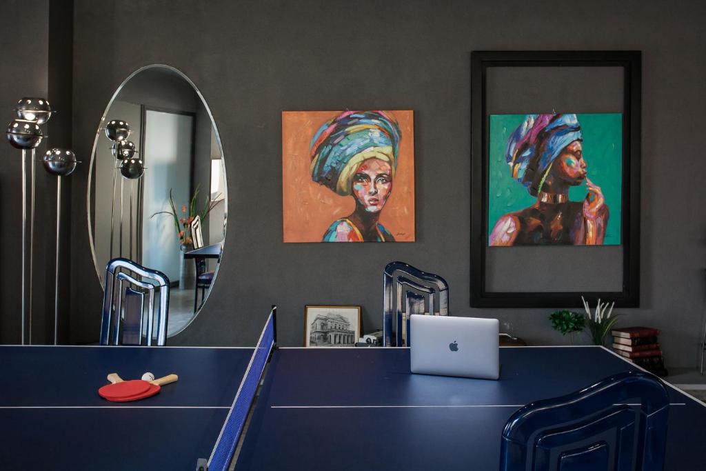 Zdjęcie z galerii obiektu Artists’ favorite Spacious Loft near Acropolis!! w Atenach