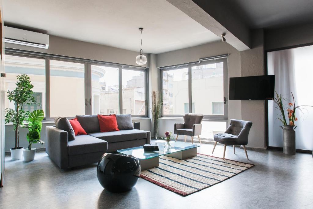 salon z kanapą i stołem w obiekcie Artists’ favorite Spacious Loft near Acropolis!! w Atenach