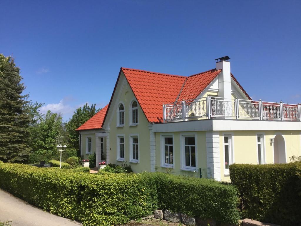 een groot huis met een oranje dak bij Ambiente in Westerholz