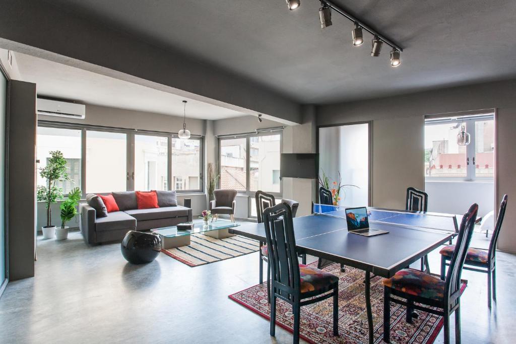 Część wypoczynkowa w obiekcie Artists’ favorite Spacious Loft near Acropolis!!