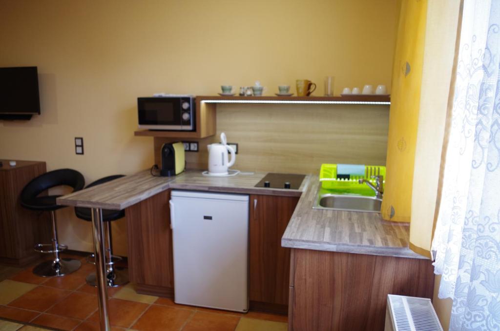 A kitchen or kitchenette at Aranyhal Apartman