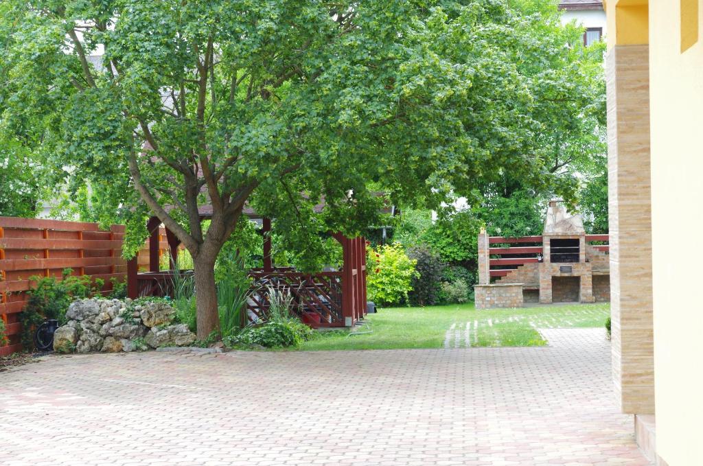 A garden outside Aranyhal Apartman