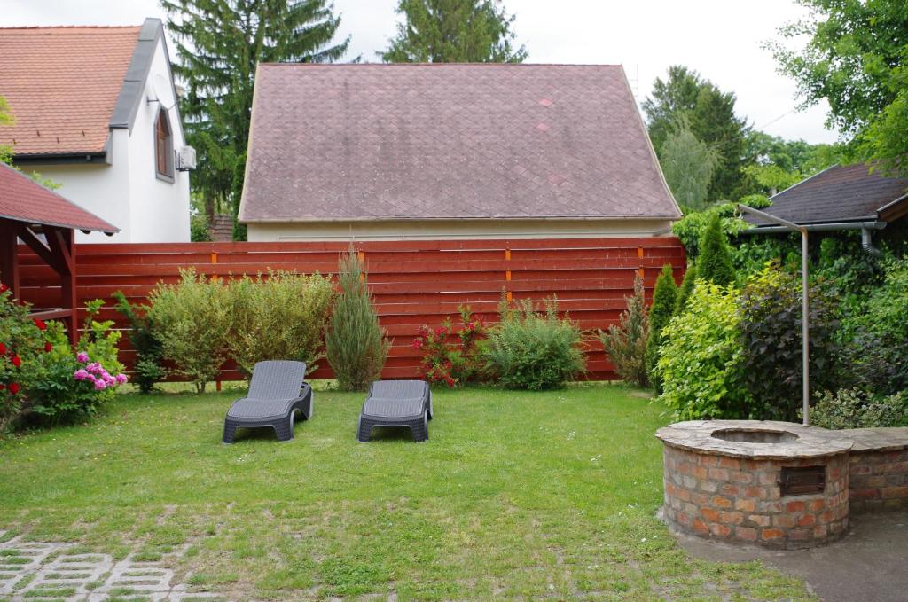 A garden outside Aranyhal Apartman