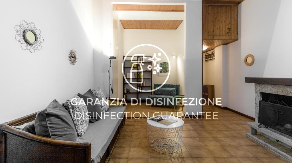 salon z kanapą i kominkiem w obiekcie Italianway - Massarani 5 w Mediolanie