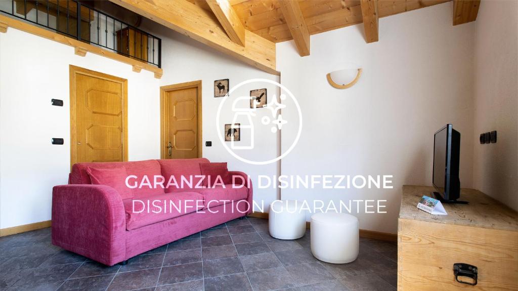 uma sala de estar com um sofá roxo e uma televisão em Italianway - Fiera 11 em Bormio
