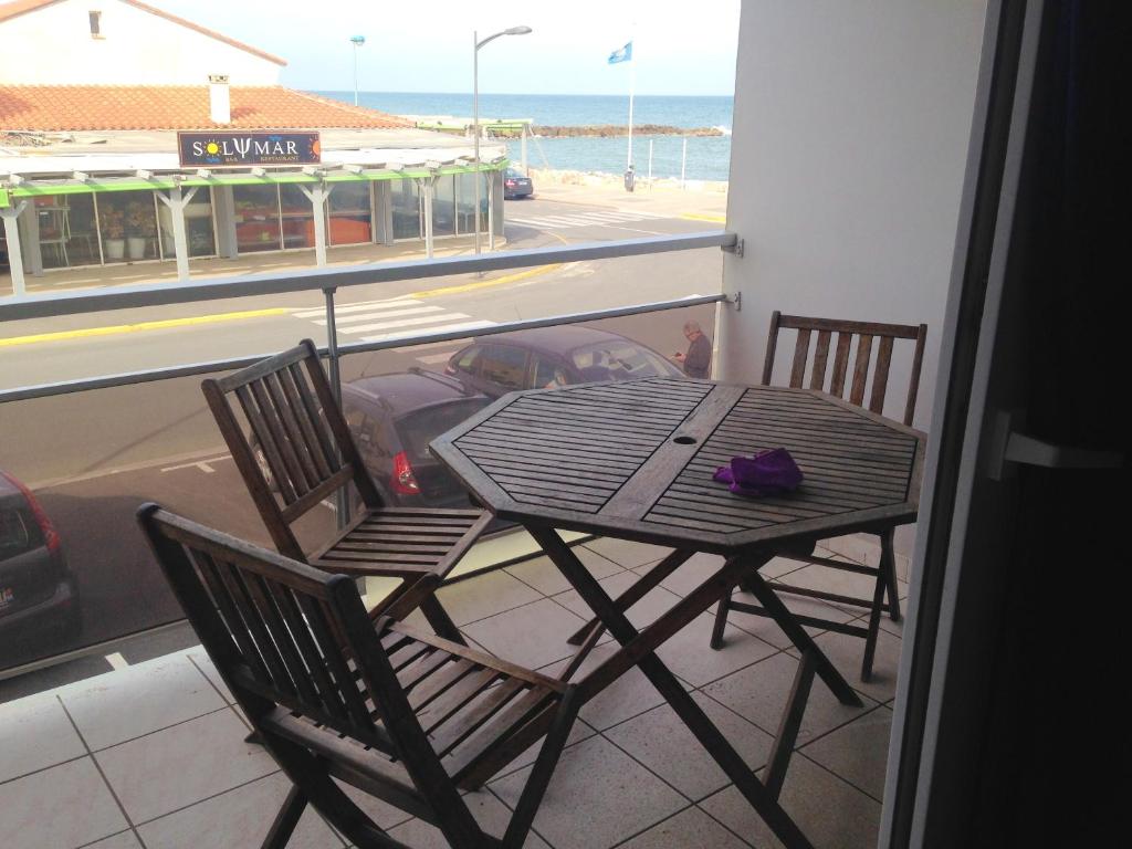 une table et des chaises sur un balcon avec vue sur la plage dans l'établissement Appartement cosy avec vue sur la mer à Sainte-Marie - 30 m², à Sainte-Marie-la-Mer