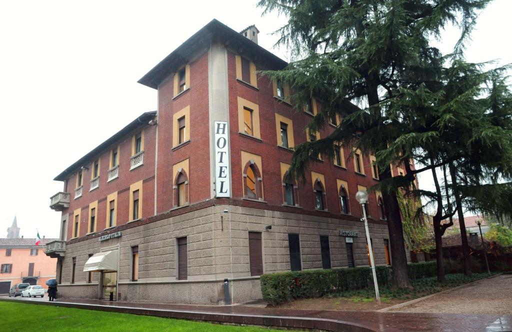 een gebouw met een bord aan de zijkant bij Nuovo Albergo Italia in Abbiategrasso