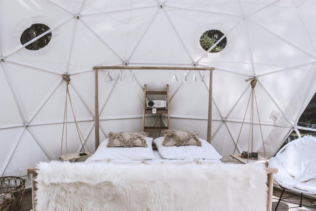 a room with two beds in a marquee at Your cozy hideaway Dome near Dresden in Frauendorf