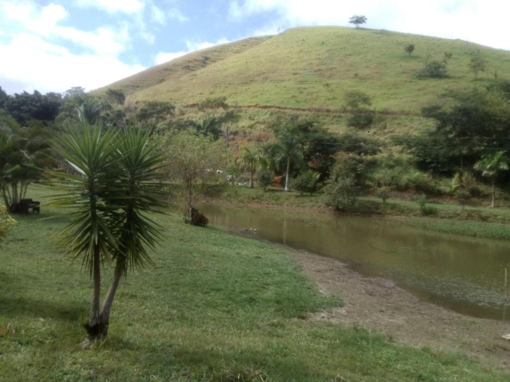  Sítio com lago e natureza em volta
