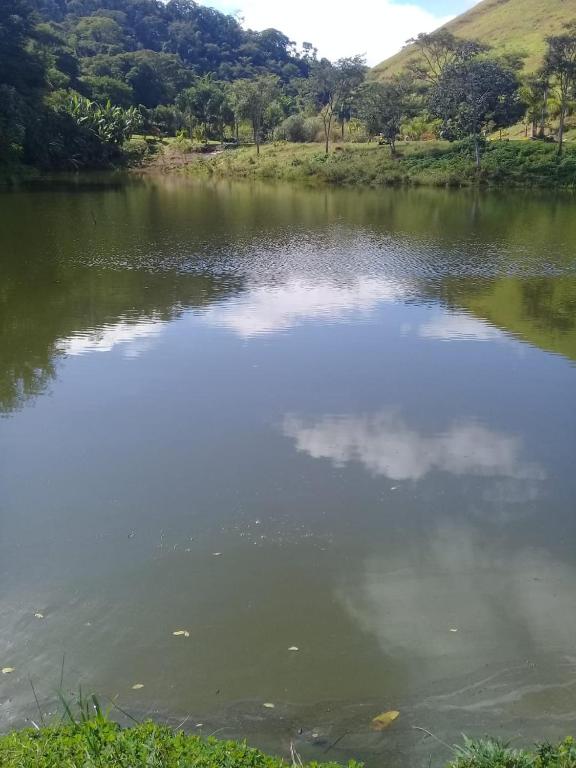  Sítio com lago e natureza em volta