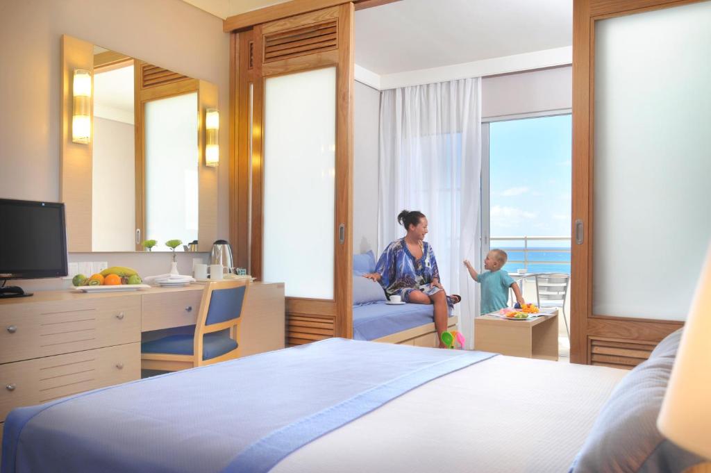 Louis Ledra Beach - Family Room With Sliding Doors And Sea View