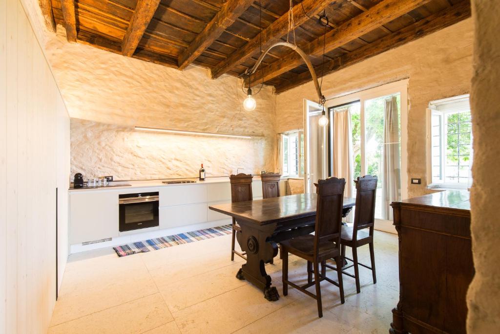 Kuchyň nebo kuchyňský kout v ubytování VILLA SACCOMANI