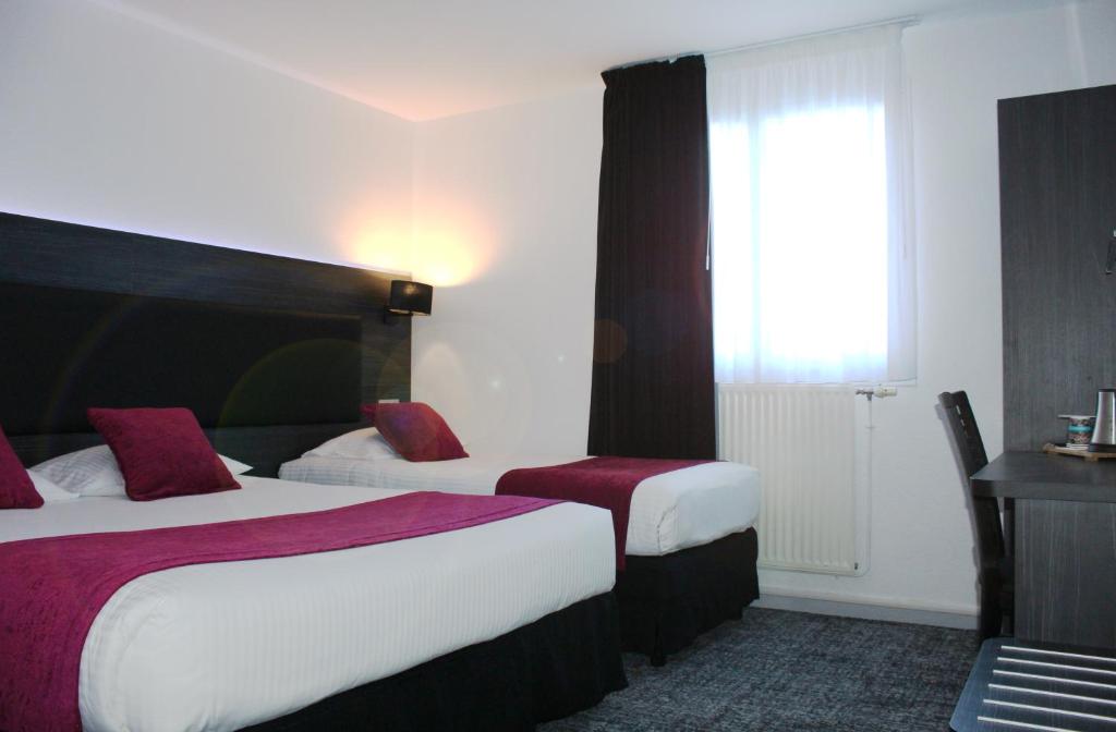 Postel nebo postele na pokoji v ubytování The Originals City Hôtel, Aéroport Beauvais