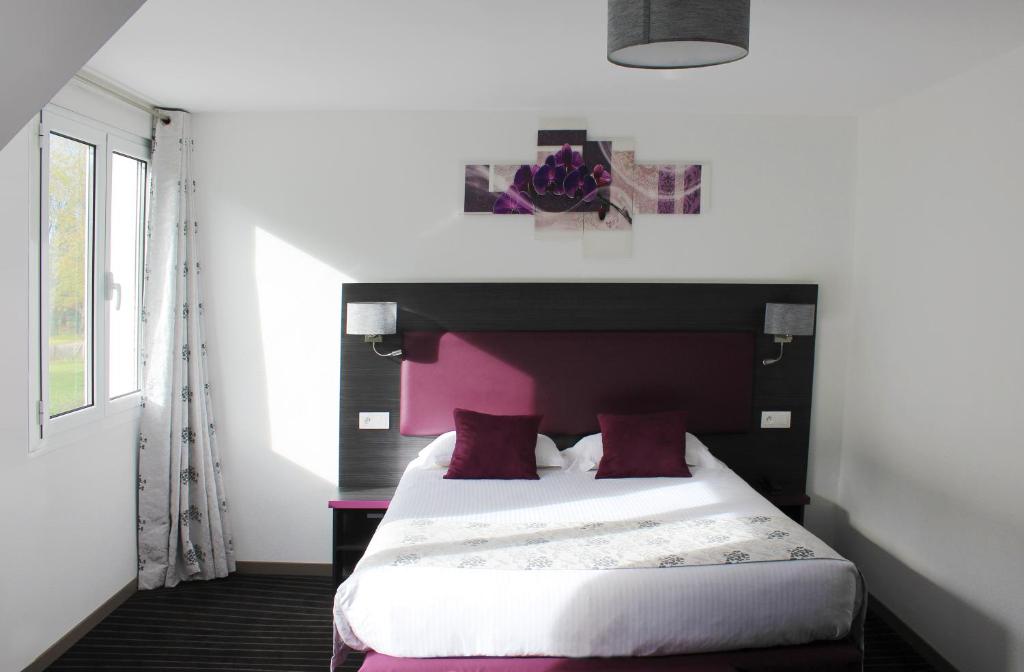 Postel nebo postele na pokoji v ubytování The Originals City Hôtel, Aéroport Beauvais