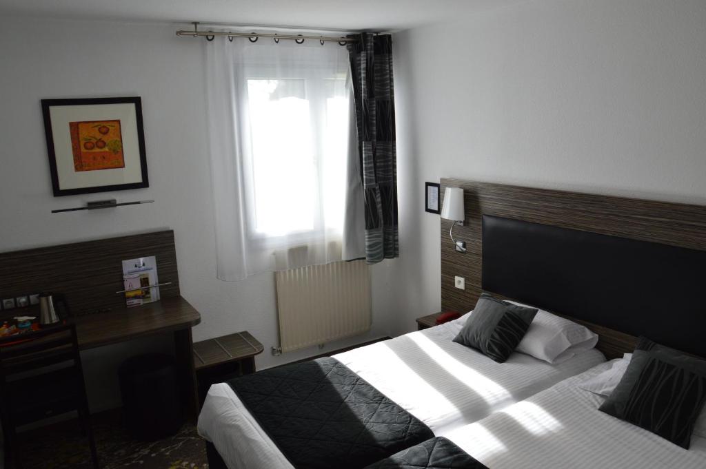 Postel nebo postele na pokoji v ubytování The Originals City Hôtel, Aéroport Beauvais