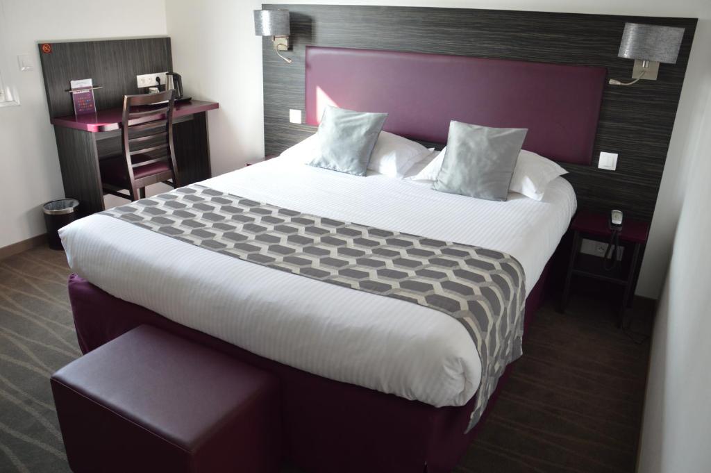 Postel nebo postele na pokoji v ubytování The Originals City Hôtel, Aéroport Beauvais