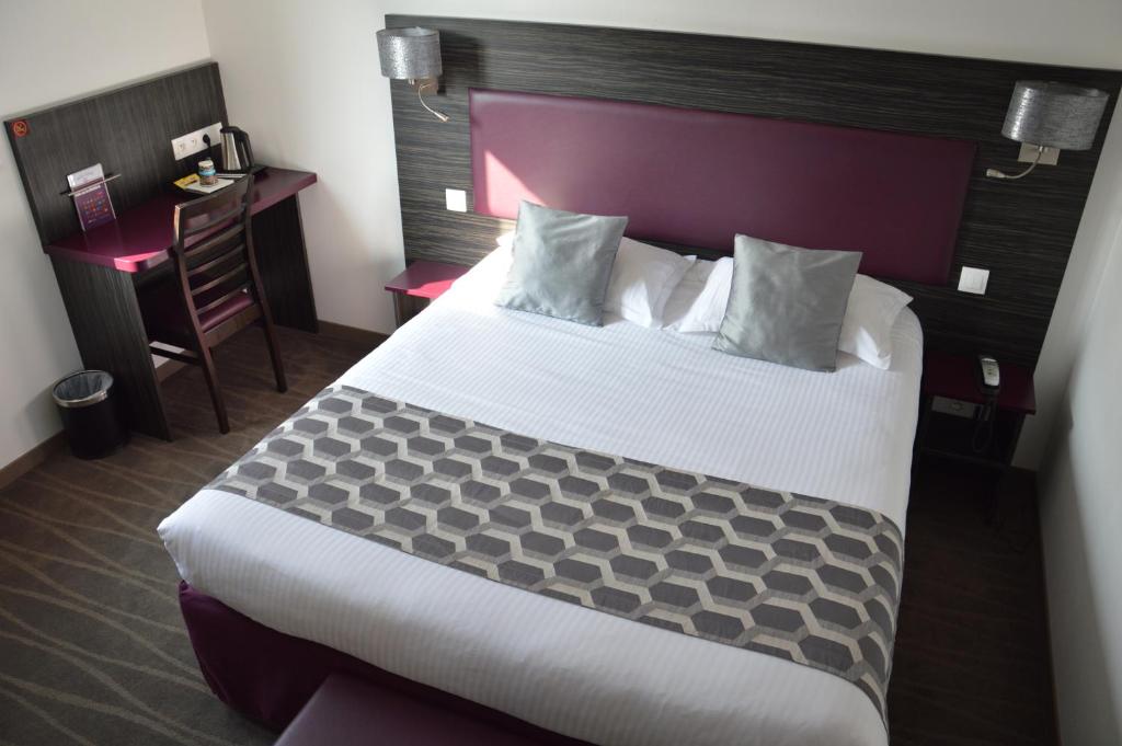Postel nebo postele na pokoji v ubytování The Originals City Hôtel, Aéroport Beauvais