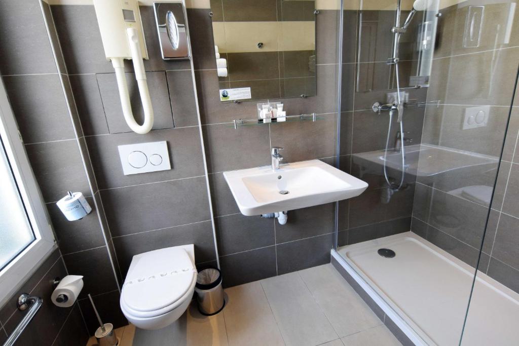 Alyss Saphir Cambronne Eiffel - Resim 11