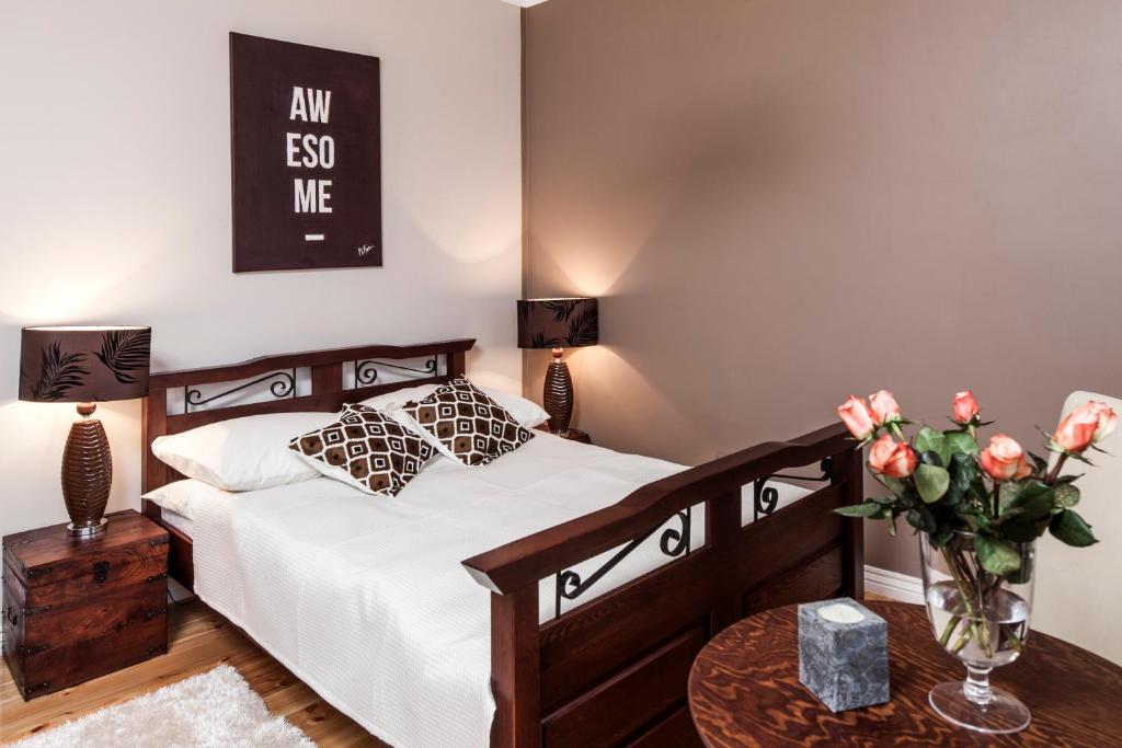 Ein Bett oder Betten in einem Zimmer der Unterkunft Apartamenty Grunwaldzkie
