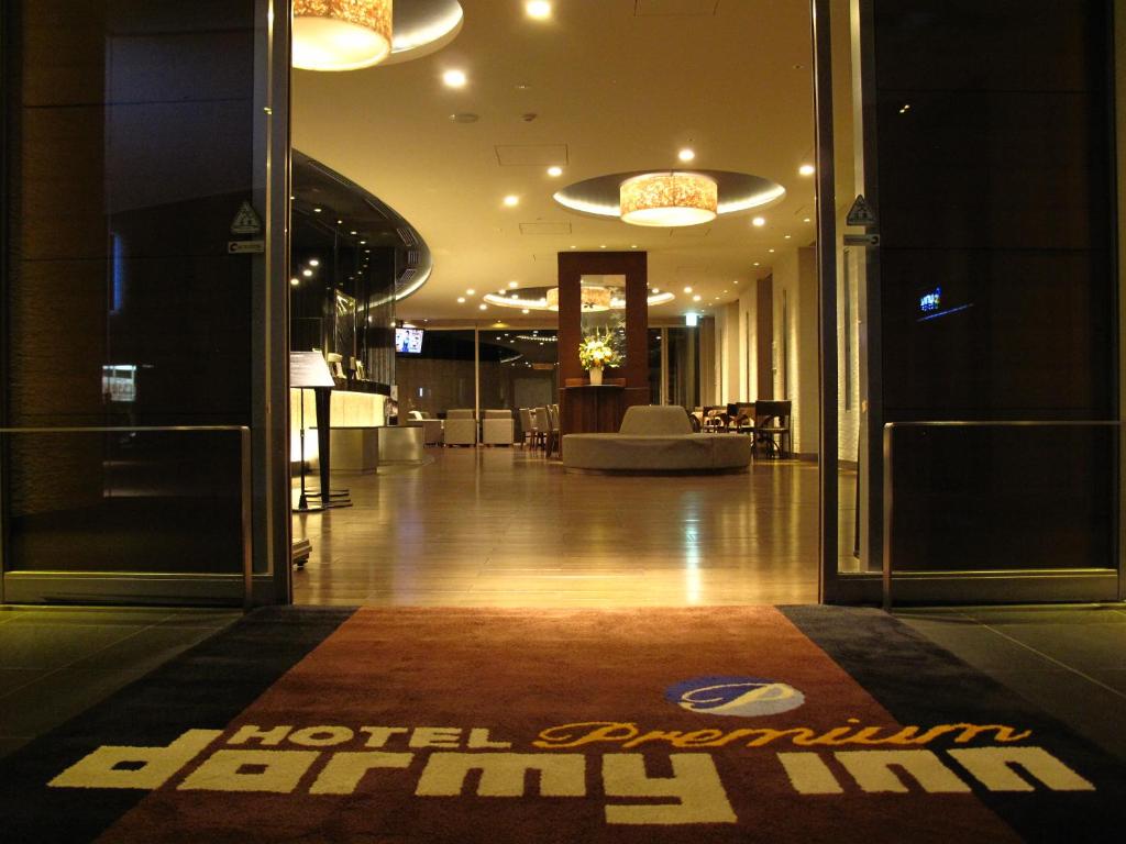 een lobby met een hotelbord op de vloer van een gebouw bij Dormy Inn Premium Shibuya-jingumae in Tokyo