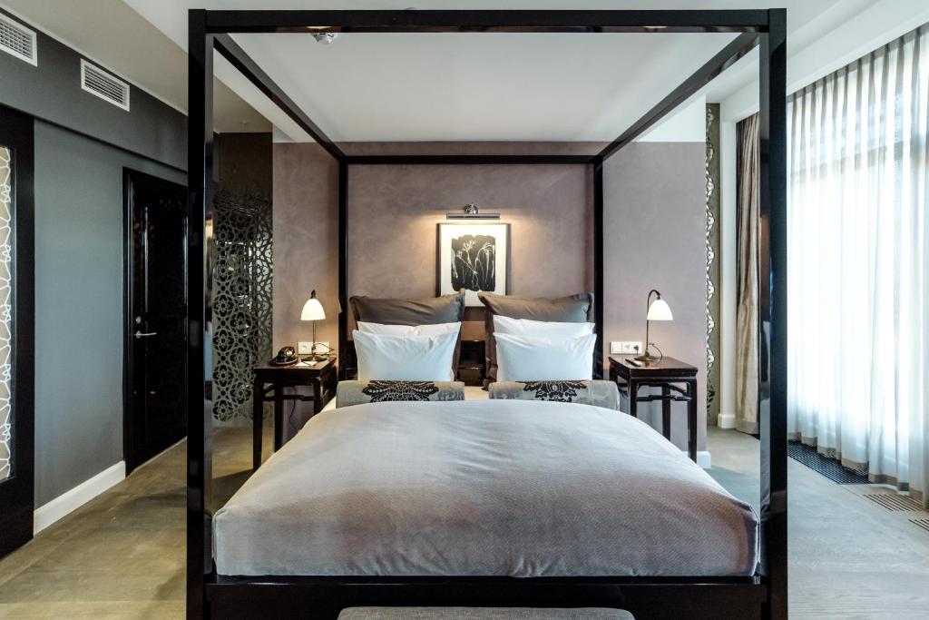 Postel nebo postele na pokoji v ubytování Nimb Hotel