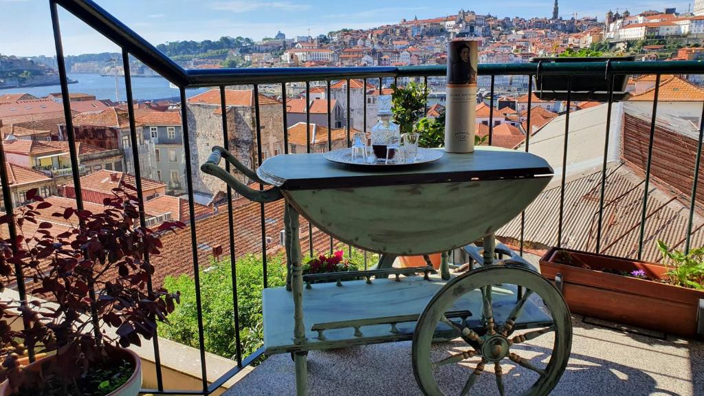 una carriola seduta in cima a un balcone di MyRiverPlace River View Porto apartments a Vila Nova de Gaia