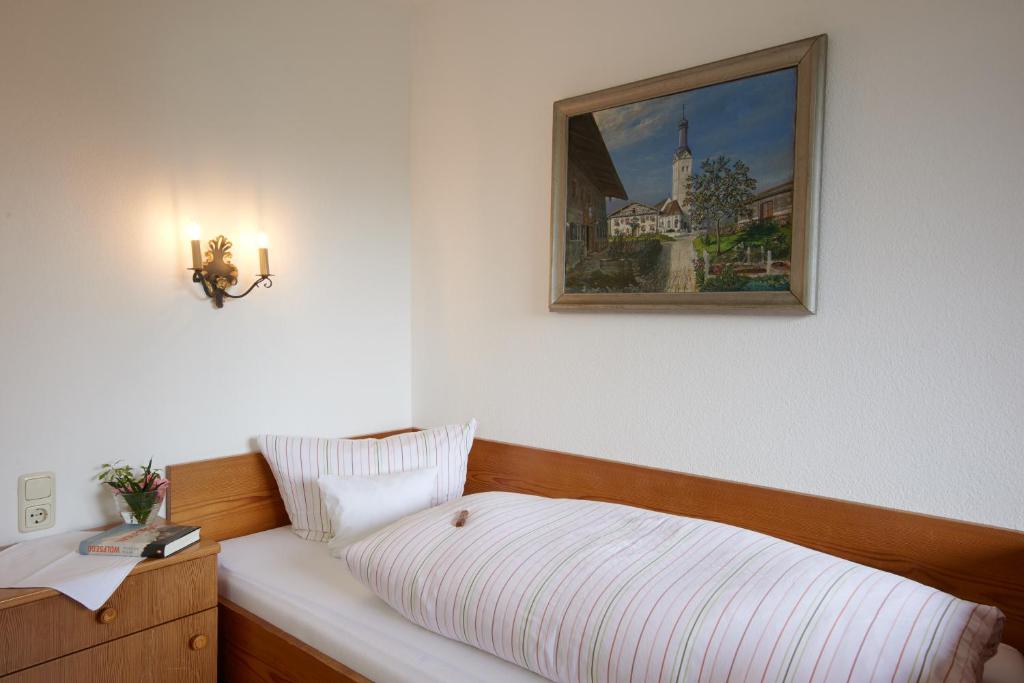 1 dormitorio con 1 cama y una foto en la pared en Alter Ziehbrunnen en Bad Endorf
