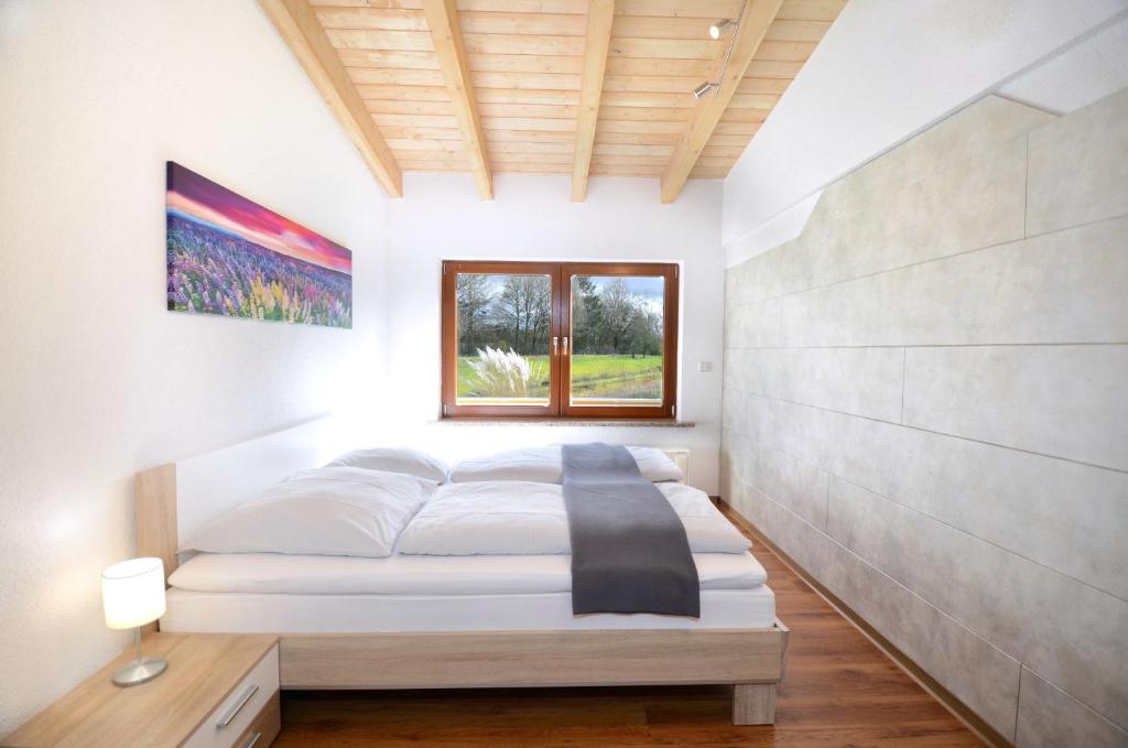 オッフェンブルクにあるFlat Strasbourg - Europapark / Wallastonの白いベッドルーム(ベッド1台、窓付)