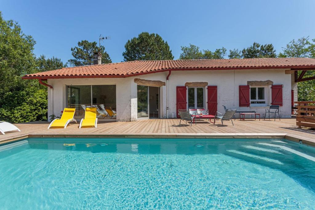 Gallery image of LANDAGAINA Villa with heated pool and garden Guethary close to Biarritz in Guéthary